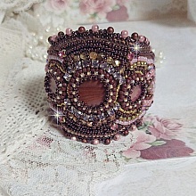 Bracelet Belle romance brod&eacute; avec des disques en Nacres Acajou et Prune. Orn&eacute; de facettes, chatons, rocailles et navettes en Cristal. Le bord du bracelet est fini avec des perles Rose et Marron